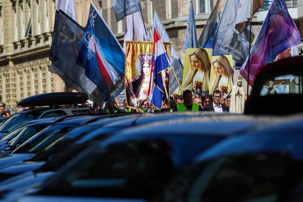Zagreb: Molitelji na glavnom gradskom trgu