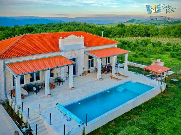 FOTO Počeli graditi grčki hram pa se predomislili? Neobična vila kod Poreča osvaja izgledom