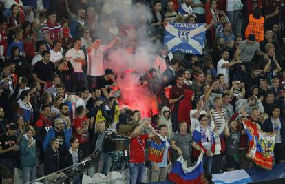 Rusi palili baklje, Uefa oprašta: Izletit će samo zbog tučnjave