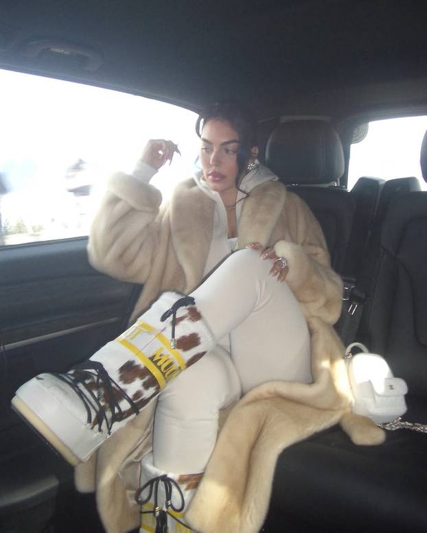 Georgina, pa gdje su ti hlačice? Atraktivna manekenka mamila je poglede ulicama New Yorka...