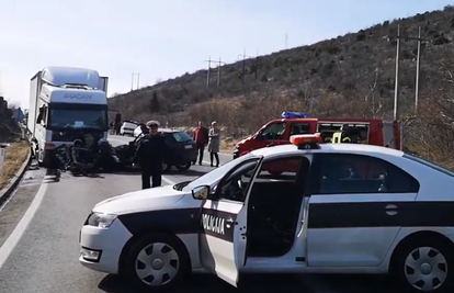 Kod Mostara se sudarili auto i kamion, poginuli majka i sin (9)