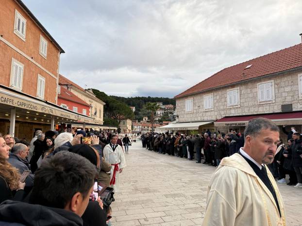 VIDEO Evo kako je križonoša završio procesiju u Jelsi: Cijelu noć nosio križ od 15 kilograma