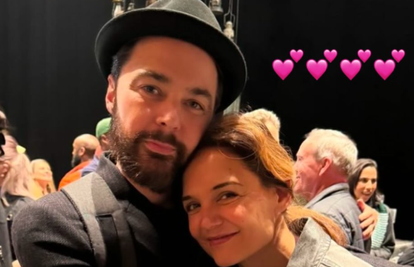 Katie Holmes uživala u zagrljaju zvijezde 'Teorije velikog praska'