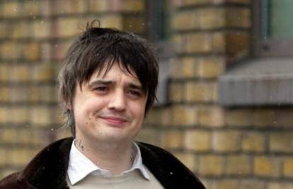 Pete Doherty dobio curicu, ne može je vidjeti jer je na uvjetnoj