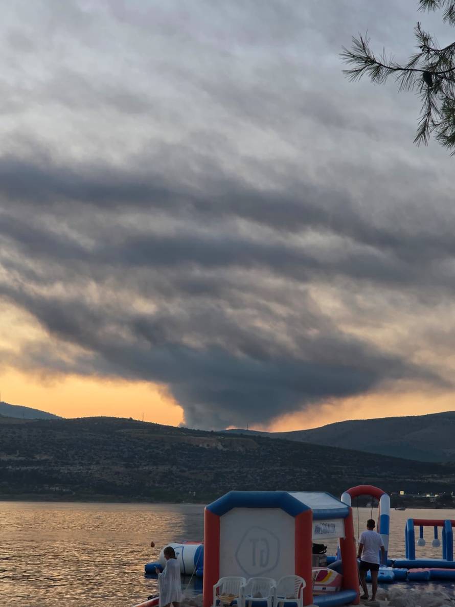 VIDEO Požari u Dalmaciji. Gorio deponij u Prgometu: 'Zatvorite vrata i prozore, ne udišite dim'