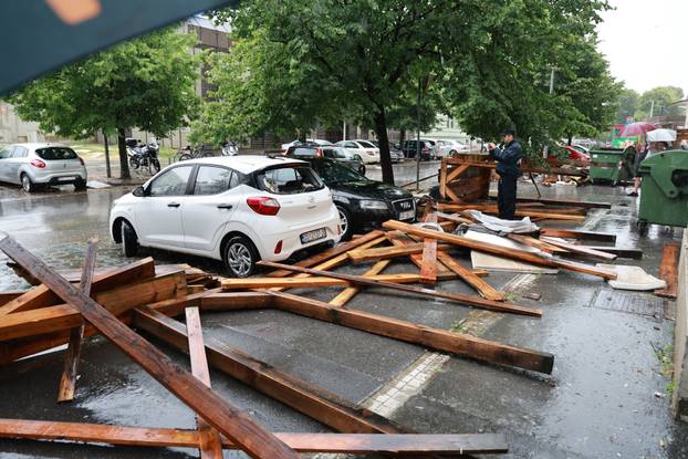 Osijek: Jak vjetar srušio drvenu skelu