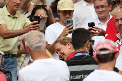 FOTO Emocije su proradile kad je Donna zagrila mamu i tatu. U zagrljaju je bila i Kolinda