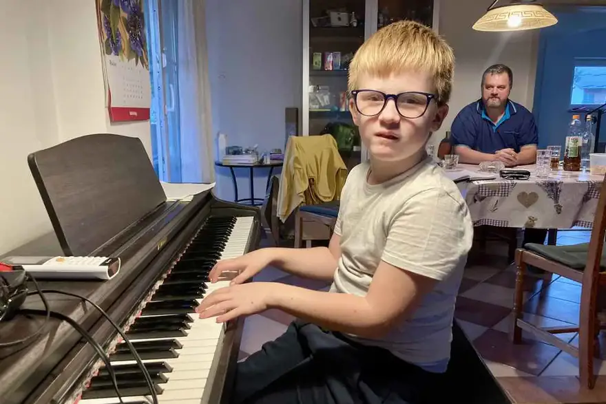 Bartol (8) vam može ispuniti bilo koju glazbenu želju: 'Ja znam svirati sve i to bez nota'