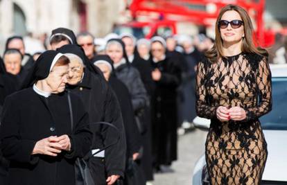 Časne sestre i svećenici škicali su Severinu u izazovnoj haljini