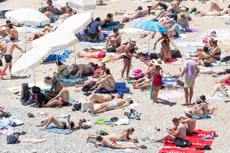 'RAT' NA PLA&Zcaron;I: Makarska puna turista, a pla&zcaron;e su u zoru pune 'rezervacija': 'To nije normalno'