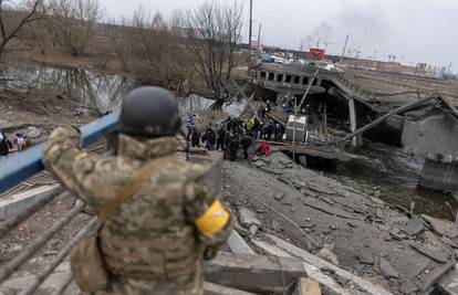 Najmanje 13 civila poginulo u zračnom napadu kod Kijeva