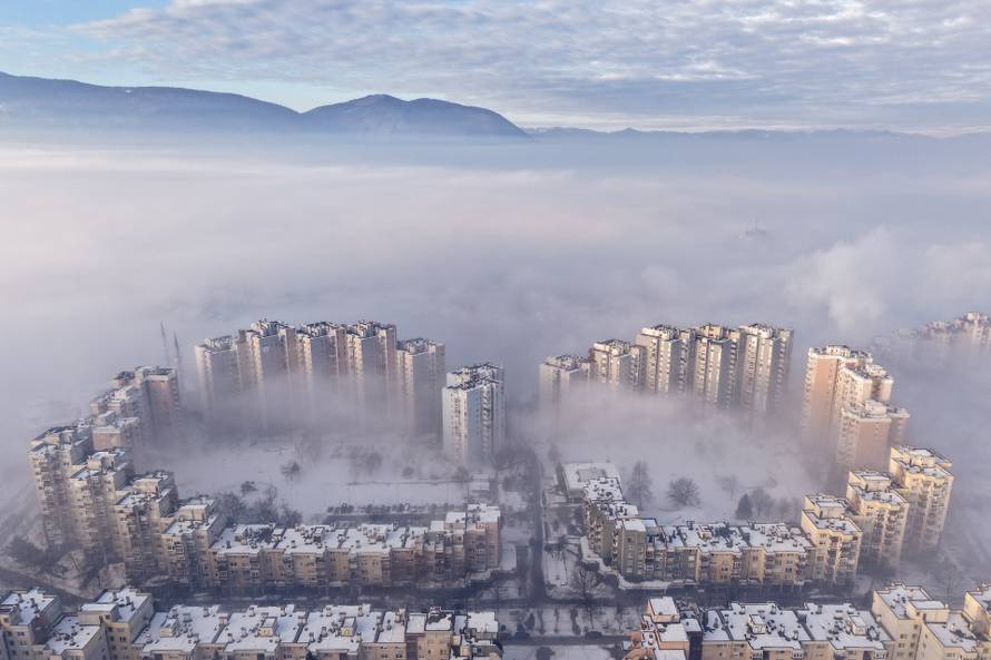 Pogled iz zraka na Sarajevo obavijeno maglom i smogom