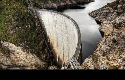 Skidamo kapu: Zabio je koš s vrha brane visoke 126 metara