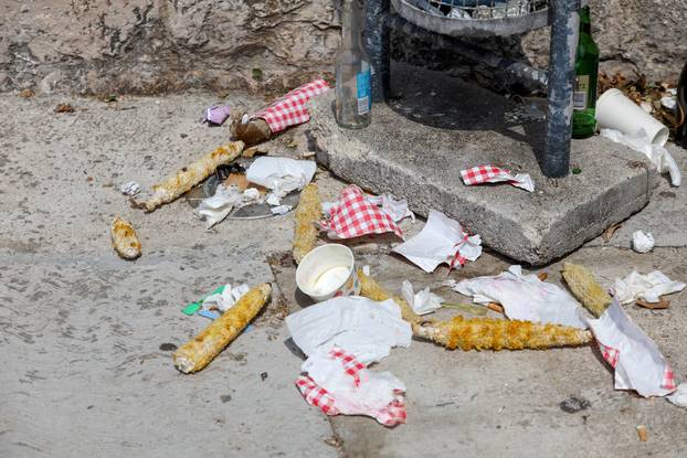 Zadar: Otpad ostavljen pored kante za smeće