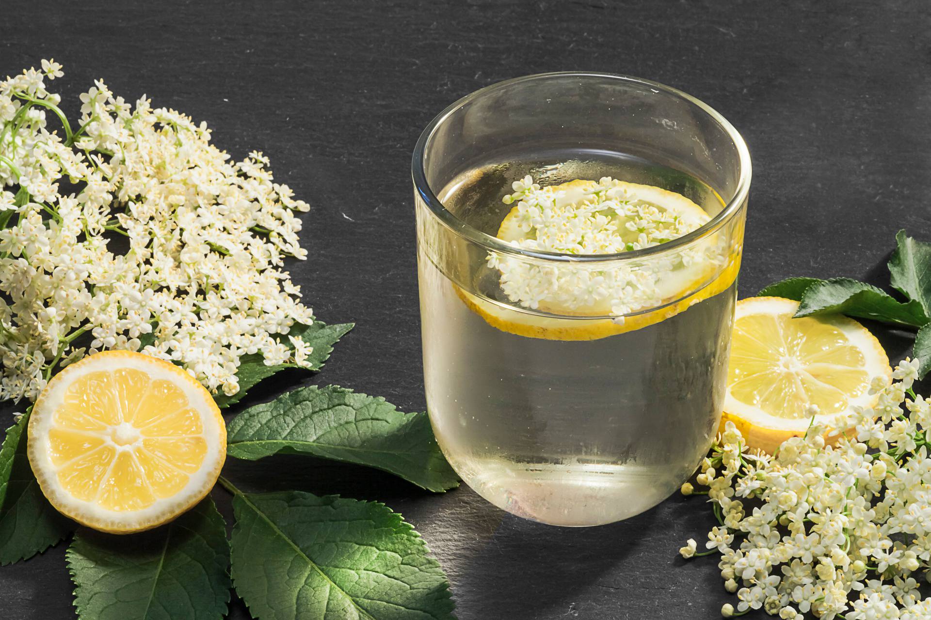 Freh elderflower lemonade