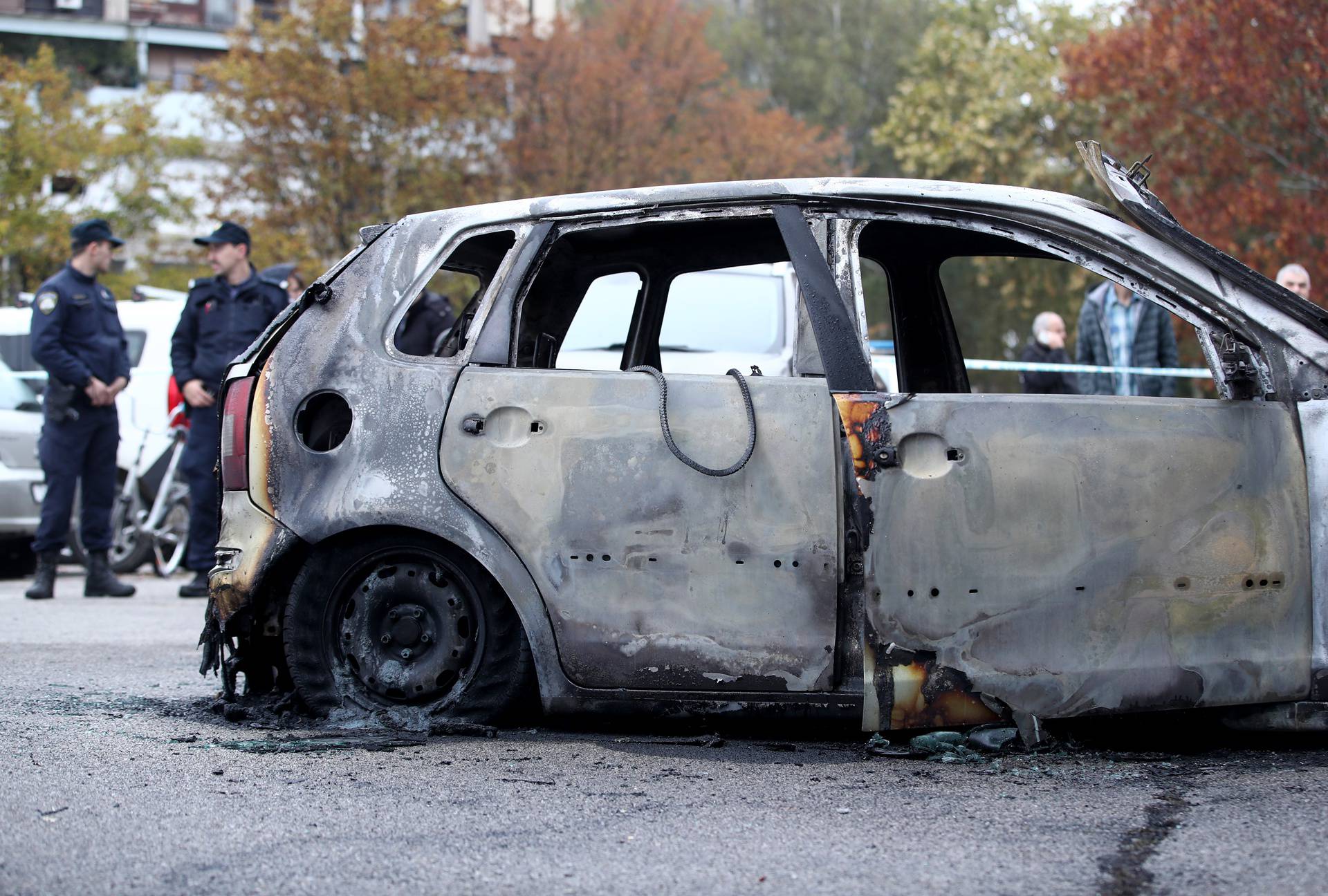 Zagreb: Na parkiralištu u Sloboštini tijekom noći izgorjelo osam automobila