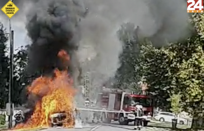 VIDEO Izgorio auto u Osijeku: 'Taman smo došli na vatrogasnu sirenu, nigdje nikog osim njih...'