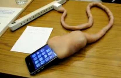 Inovativni Japanac puni svoj iPhone na pupčanu vrpcu 