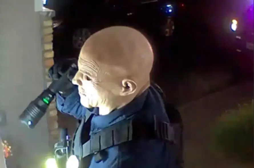 FOTO Ovo je ubojica političarke. Traže ga, nosio je jezivu masku