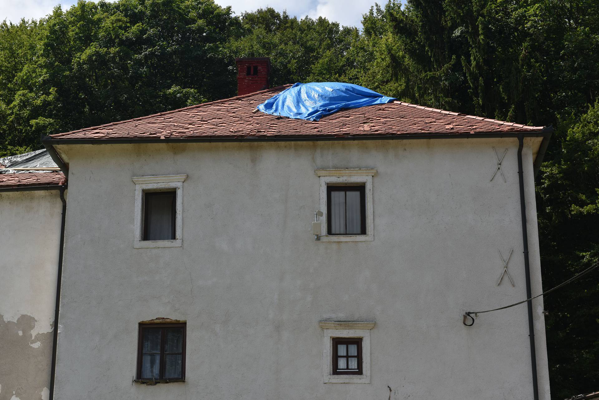 U nevremenu u mjestu Ribnik uništeno 238 kuća