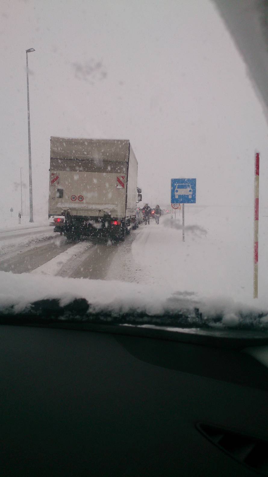 Snježni kaos: Neumorni vozači pomagali jedni drugima na putu