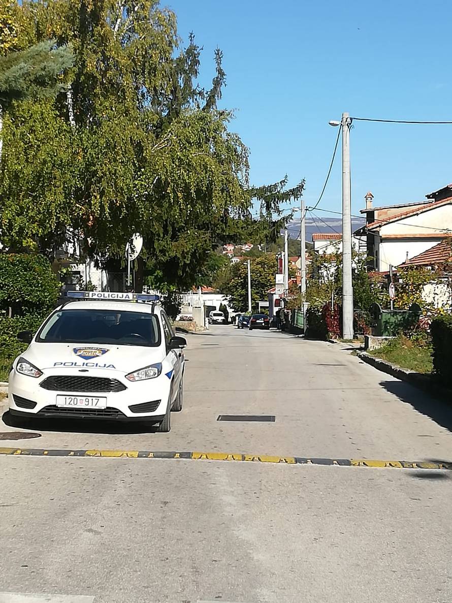 Policija privela čovjeka koji  je prijetio eksplozivom u kući...