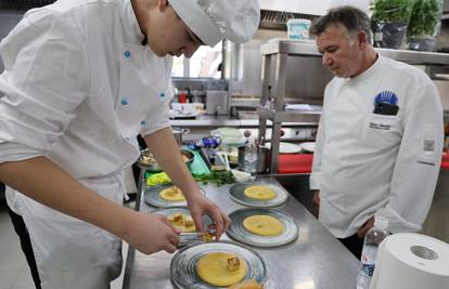 Žižula koktel služi se s pačjim prsima u finom umaku od kave