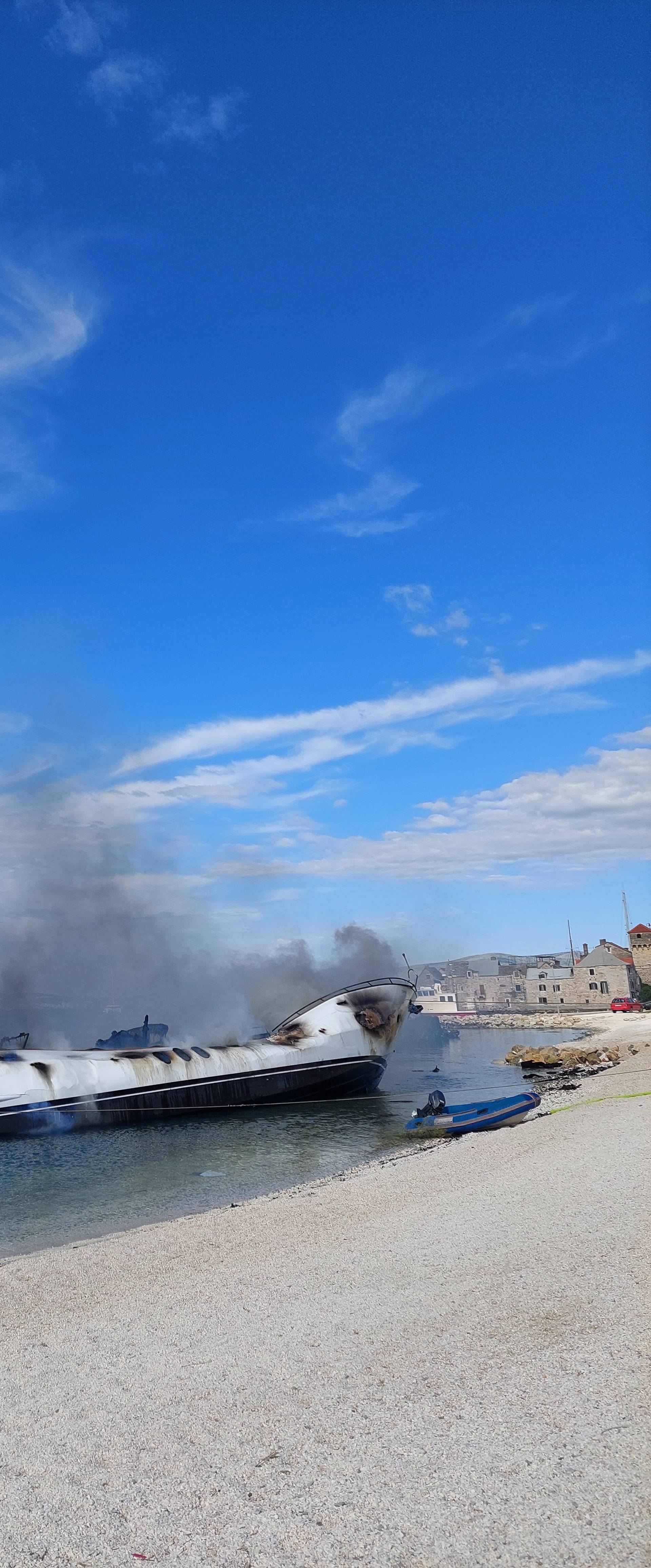 Jutro poslije: Sablasni prizori izgorjelih jahti u Marini Kaštela