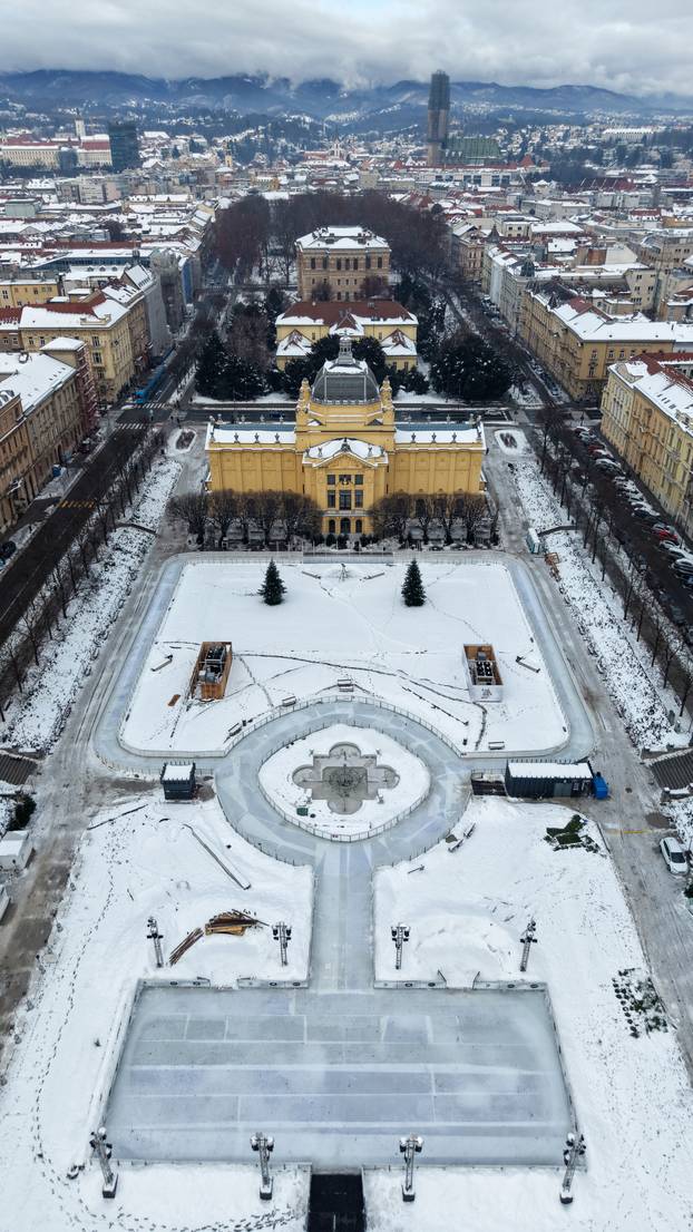 Pogled iz zraka na centar Zagreba prekriven snijegom