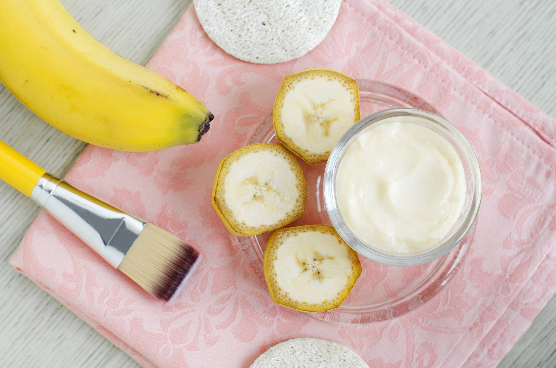 Kako napraviti masku od kore banane - odlična za podočnjake