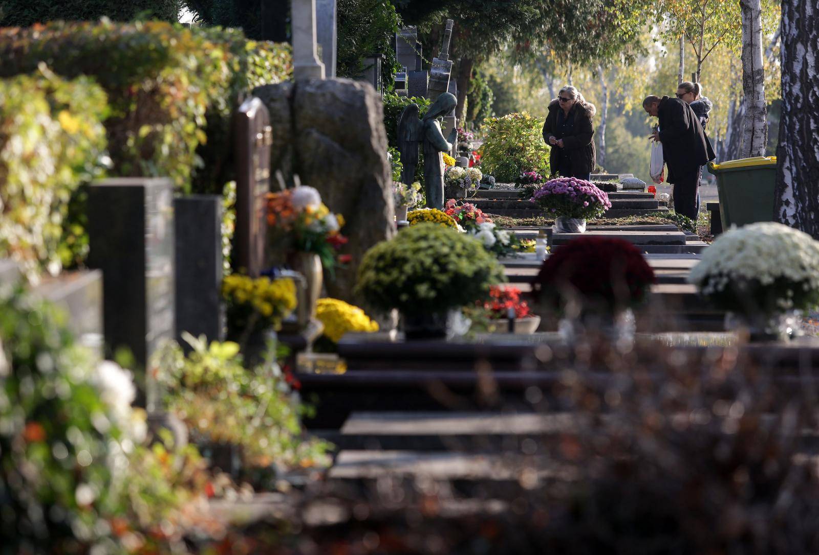 Građani obilaze zagrebačko groblje Mirogoj povodom blagdana Svih svetih