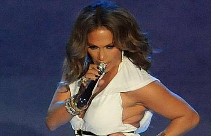 J.Lo na koncertu u Grčkoj pokazala salo oko grudi