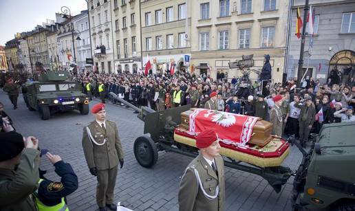 Tijelo Lecha Kaczynskog prevezli su u katedralu