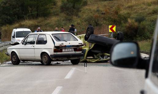 U tijeku očevid: Sudarila su se dva auta, jedan putnik poginuo