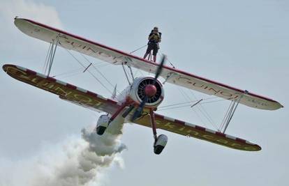 Dječak (8)  šetao po krilima  aviona 305 m nad zemljom