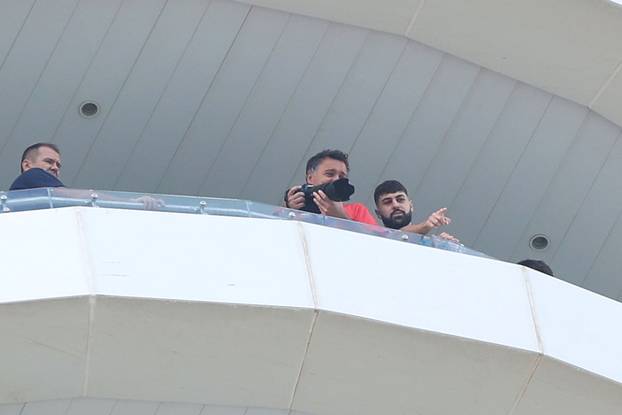 KATAR 2022 Hrvatski navijači po zadnji put razvukli najveću zastavu ispred hotela Vatrenih