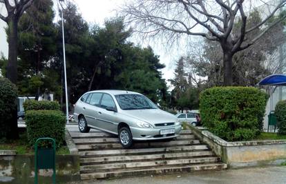 I kad nema mjesta, on ga nađe: Parkirao auto na stepenicama