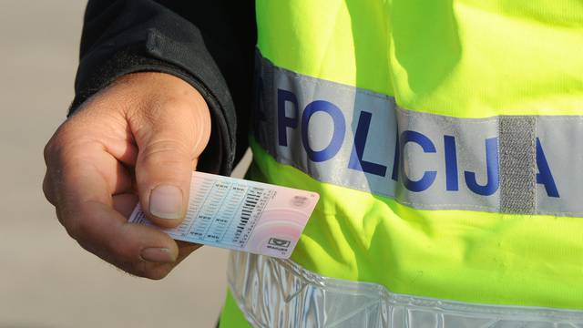 Varaždinska policija zaustavila mladića, on im pokazao krivotvorenu vozačku dozvolu
