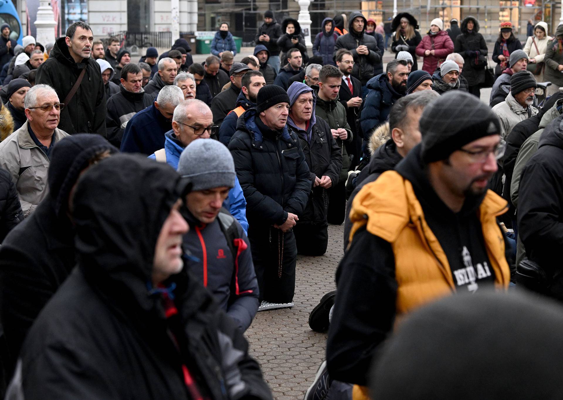 Zagreb: Muškarci na Trgu bana Josipa Jelačića molili krunicu