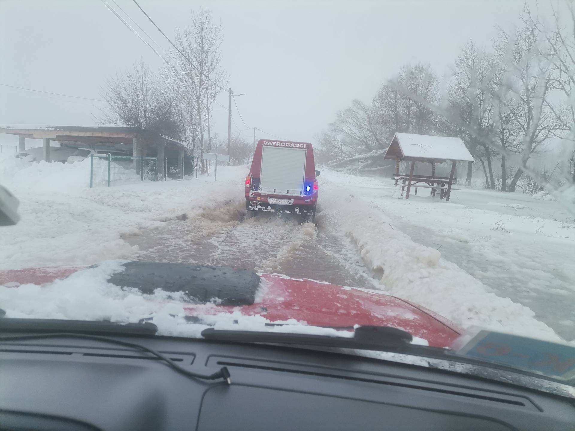 VIDEO Drama u Lici: Vatrogasci spasili 48 ljudi iz snježne oluje!