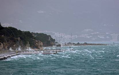 Split: Trajekt s Visa zbog velikih valova ne može uploviti u luku 