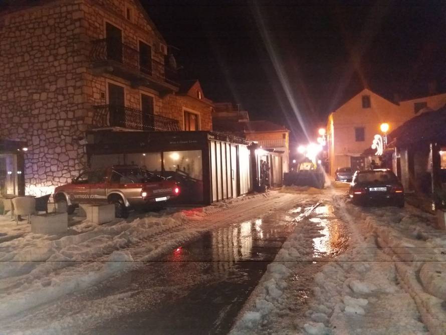 Tuča je pogodila Jadran: 'Aute smo morali izvlačiti bagerima'