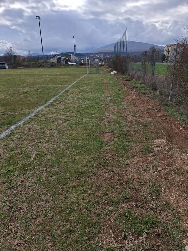FOTO Sramota u Hrvacama. Ovo je nogometni teren?! Javio se savez, pogledajte što su našli