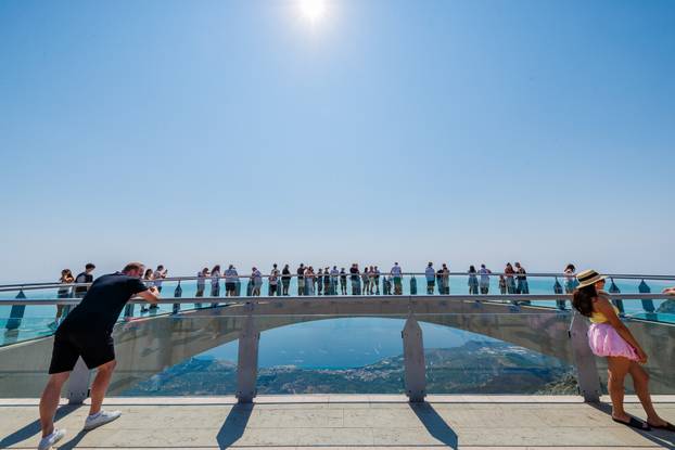Brojni posjetitelji dovoljno su hrabri za obilazak Skywalka, vidikovca na Biokovu