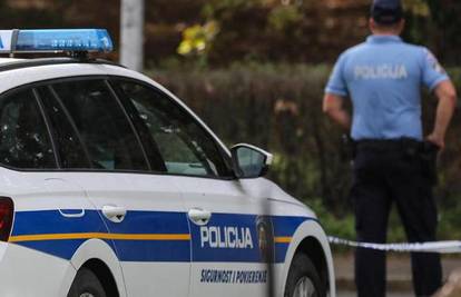 Policajka ga kod Zadra htjela zaustaviti, on se zabio u nju