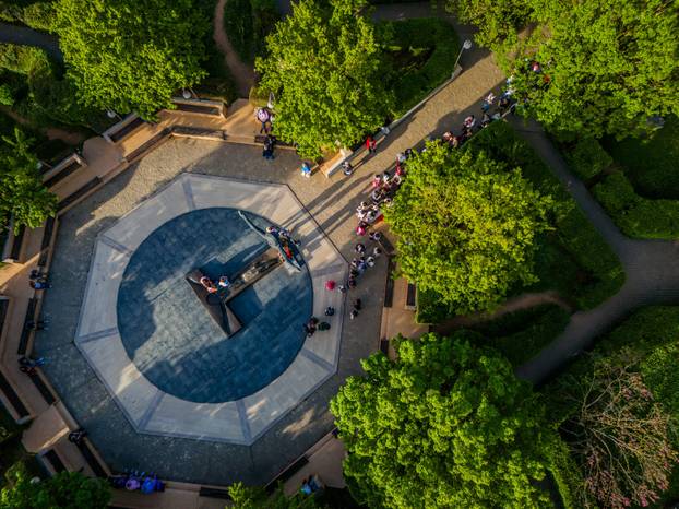 Međugorje: Poslijepodnevna misa ispred crkve sv. Jakova na Uskrs