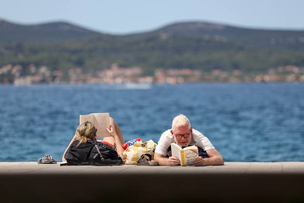 Sunčanje na rivi u Zadru