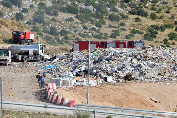 Sibeik: Pozar na odlagalistu otpada Bikarac gasi nekoliko vatrogasnih vozila