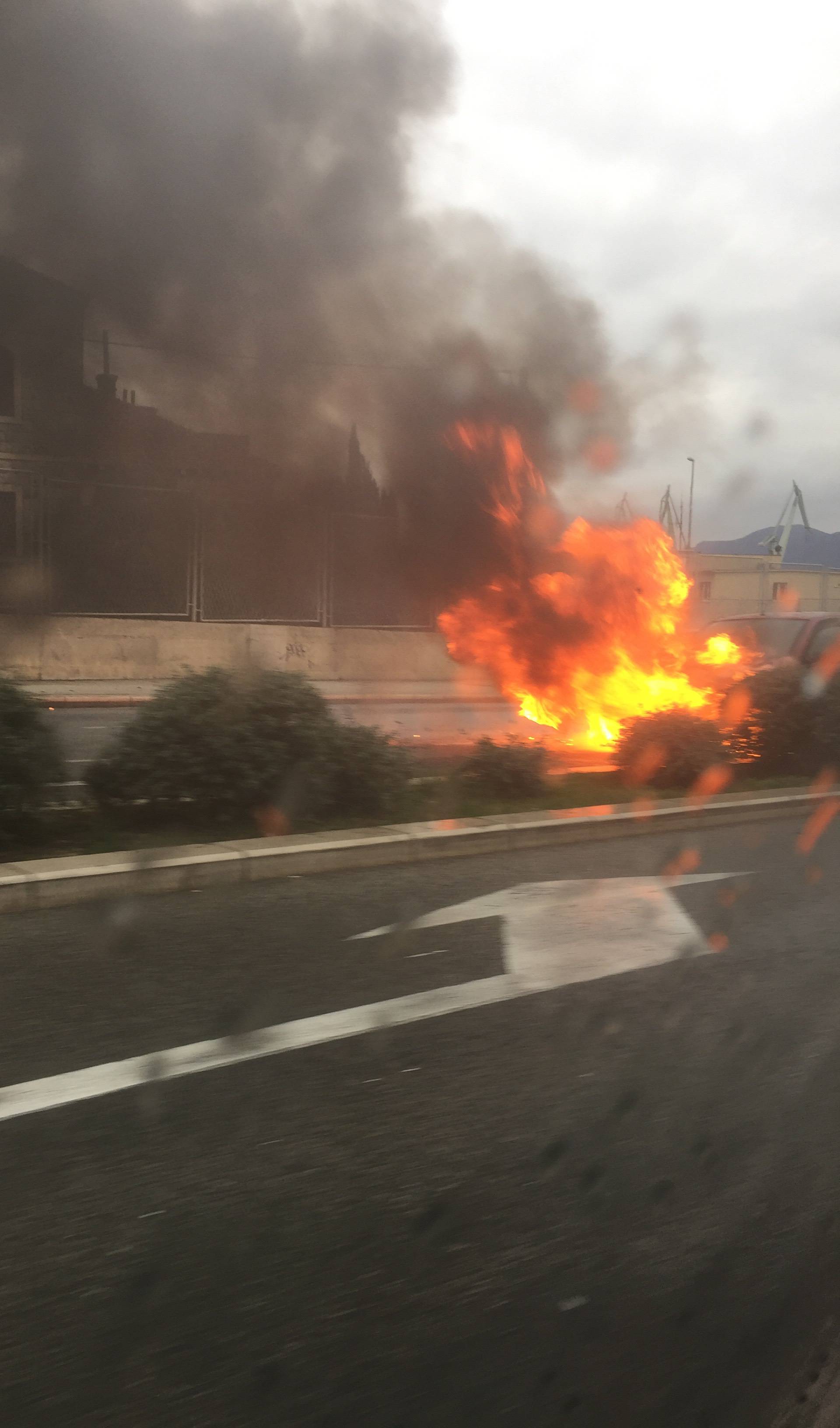 Automobil se zapalio u vožnji, vozač uspio na vrijeme iskočiti