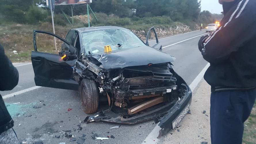 Zbog prevelike brzine sletjela s ceste i udarila u parkirani auto